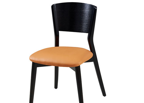 Éponge de similicuir de ménage capitonnée dinant des chaises