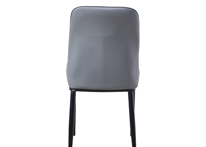 Le café a amorti des chaises de salle à manger