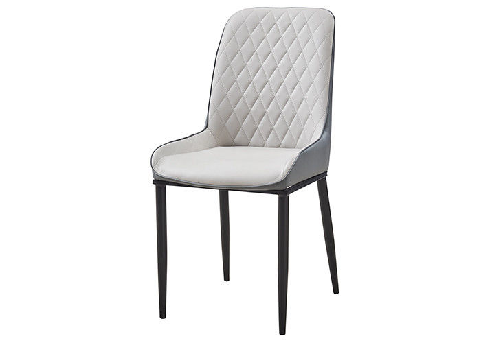 Le café a amorti des chaises de salle à manger