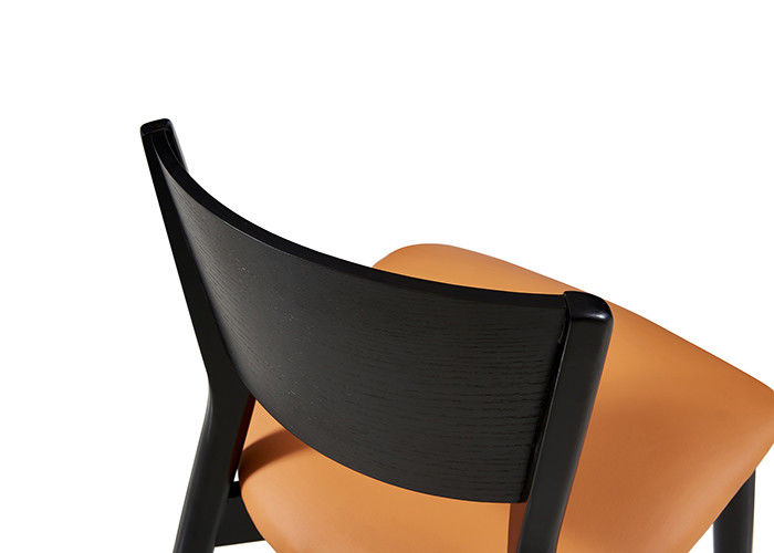 Éponge de similicuir de ménage capitonnée dinant des chaises