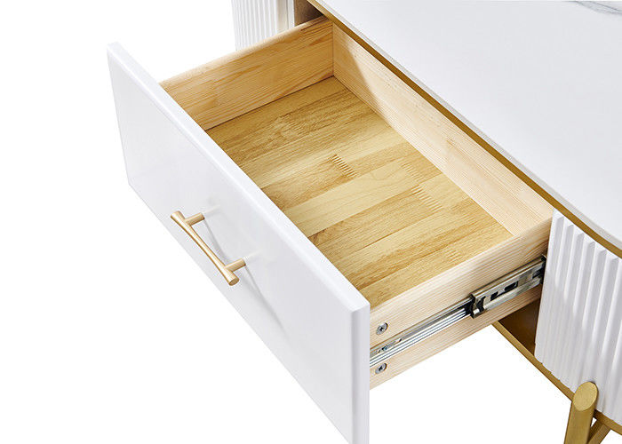 Plat en pierre marbré assortissant le support de TV et l'ensemble de table basse