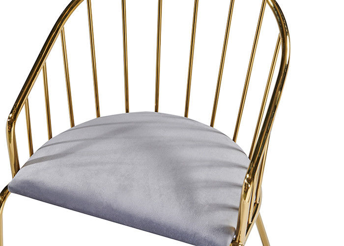 Le bureau simple et élégant garnissent en cuir capitonné dinant des chaises